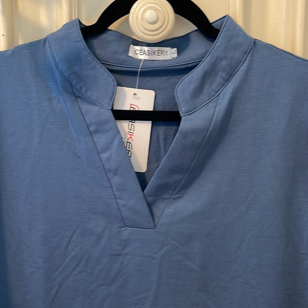 NWT Ladies Ceasikery Ladies V-Neck Top. - Picture 2 of 5